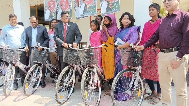 চাঁপাইনবাবগঞ্জে ক্ষুদ্র নৃগোষ্ঠীর শিক্ষার্থীদের শিক্ষাবৃত্তি প্রদান ও বাইসাইকেল বিতরণ